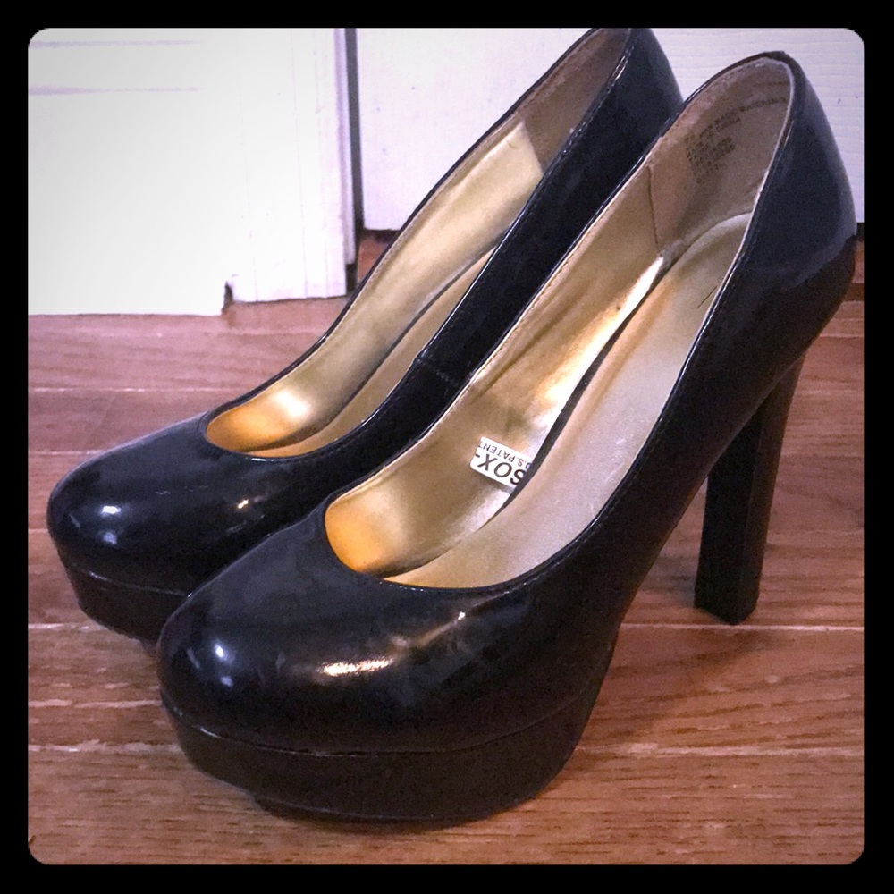 Black pumps